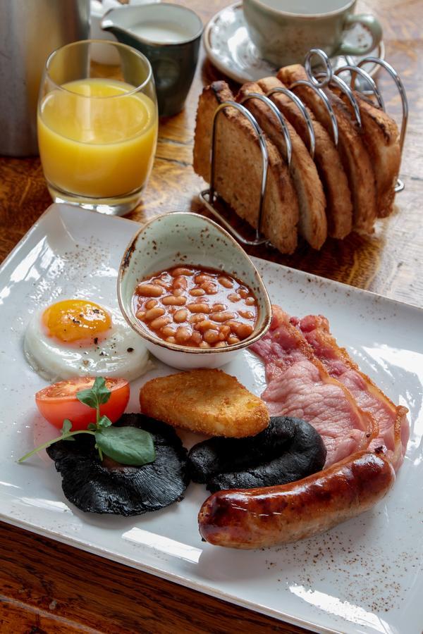 Готель The Bear'S Paw Warmingham Екстер'єр фото English breakfast with baked beans