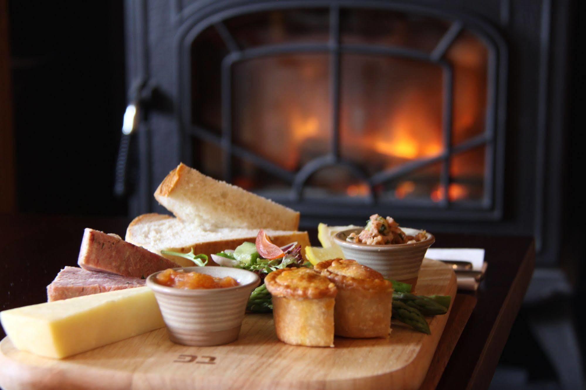 Готель The Bear'S Paw Warmingham Екстер'єр фото A cheese board